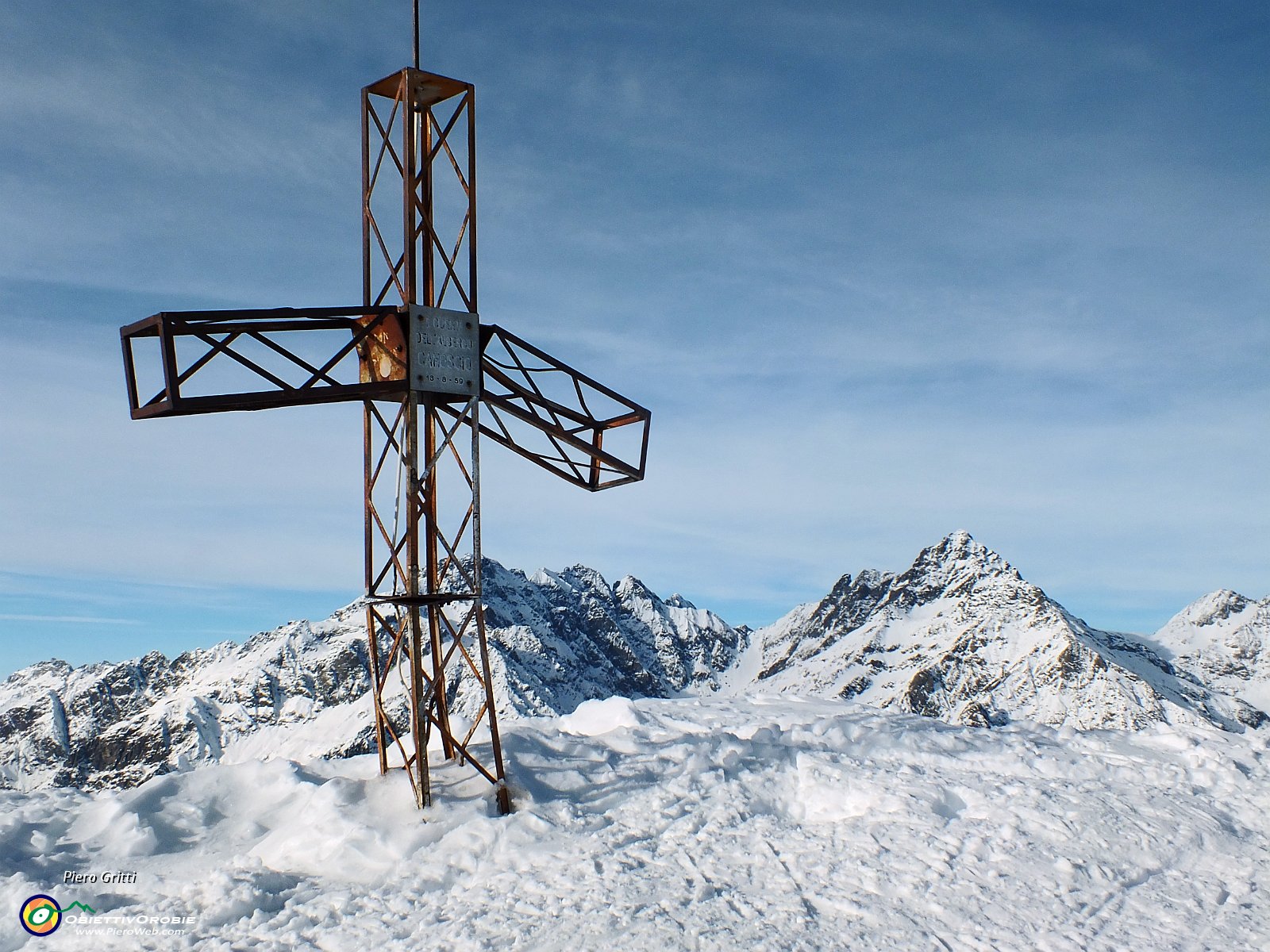 65 Croce Monte Sasna con Coca e Redorta da sfondo.JPG